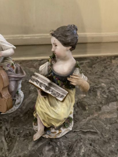 null Quatre personnages musiciennes en porcelaine dans le genre de Meissen. Haut.:...