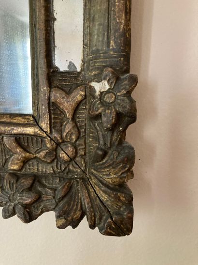 null Small mirror with parecloses 

18th century 

62 x 36 cm. Accidents (Ref. :...