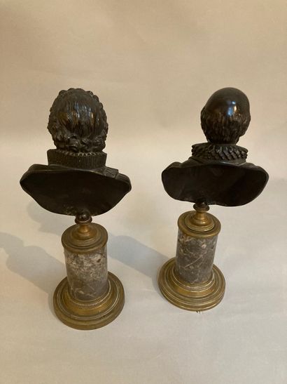 null Paire de bustes Henry IV et Sully en bronze ciselé et patiné sur une base cylindrique...