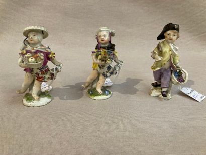 MEISSENTrois figurines en porcelaine décorées...