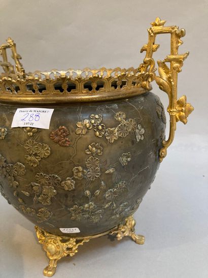 null Patinated bronze and gilded metal pot cover with flowers in relief in the Japanese...