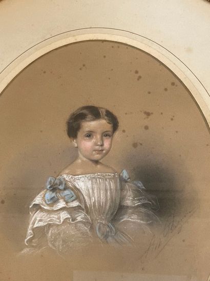 null Deux pastels ovales 

Portrait d'enfant et portrait de femme signés en bas à...