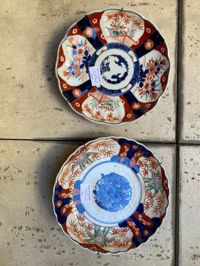 Deux assiette en porcelaine décor Imari d'oiseau...