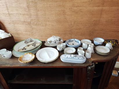 null Lot including: paritie of service tadsse and under cup in porcelain of Paris,...