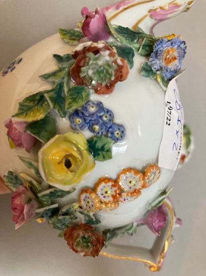 null Deux verseuses en porcelaine, décor floral en volume

H : 17,5 et 10 cm (ref...