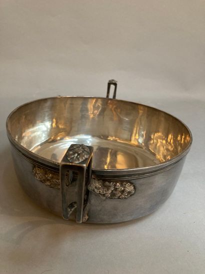 null Silver bowl 950 °/°° with two handles

1798-1809

Weight : 602gr (ref 241)