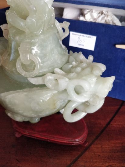 null Asia. Lot including 3 jade plates, 5 animal groups in hard stone, kwanine in...