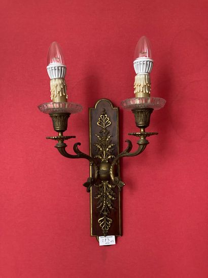 Pair of sconces in bronze and mahogany 

Two...