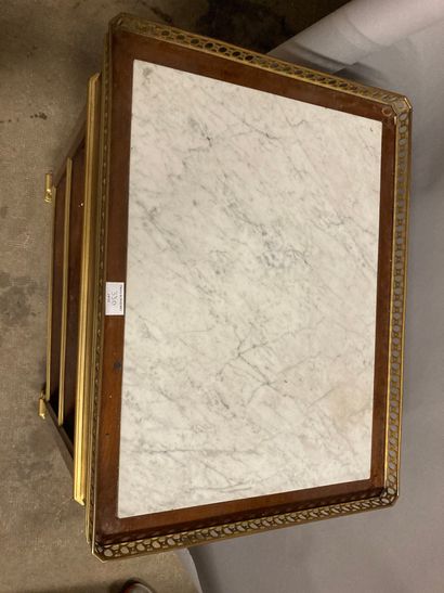 null Mahogany veneer table, marble top. One side drawer

Modern work

H : 89 - W...
