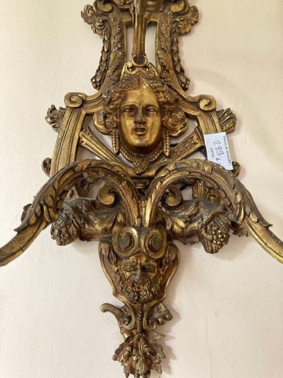 null Paire d'appliques, trois lumières en bronze doré à décor de mascaron. 

Style...