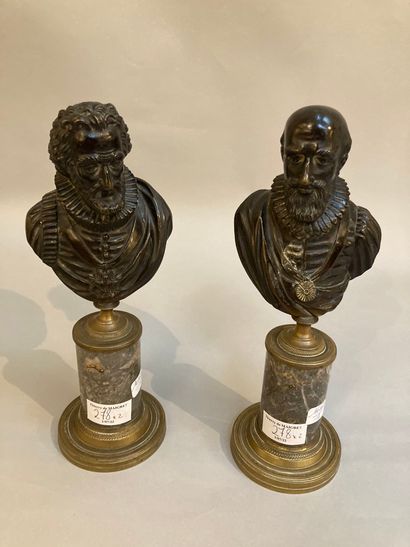 null Pair of Henry IV and Sully busts in chased and patinated bronze on a cylindrical...
