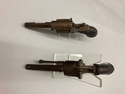 null Deux revolvers, un système Lefaucheux calibre 7mm, mécanique défaillante (manque...