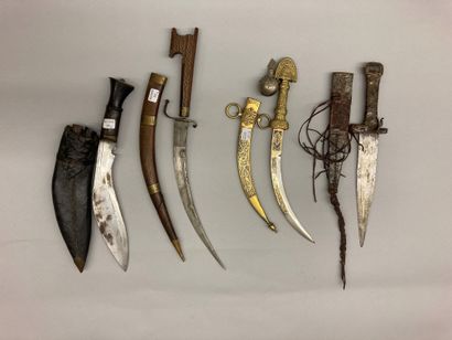 null Lot of four oriental knives and North Africa including a Kukri, in the state

19th-20th...
