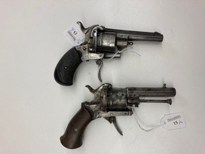 null Deux revolvers à broche, système Lefaucheux dont l'un à barillet marqué : "NEW...