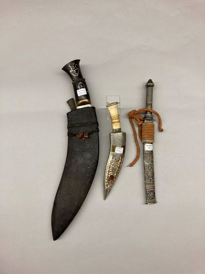 null Two Kukri, one large with horn handle with inlays, length : 49,5 cm, another...