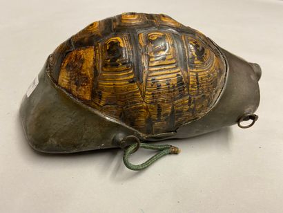 null Large gunpowder reserve, handmade, made from a tortoise shell, pewter frame,...