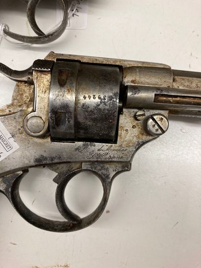 null Un revolver d'ordonnance modèle 1873 daté : " S 1877" et numéroté : "G 39244",...