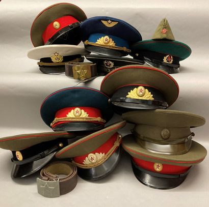 null 
Important lot de casquettes russes (URSS), 9 pièces, dont : infanterie ; aviation,...