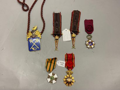 Une croix d'officier de l'ordre de la Couronne...