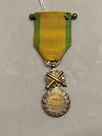 null Médaille militaire modèle 1870, trophée double face, centre à l'avers fond or,...