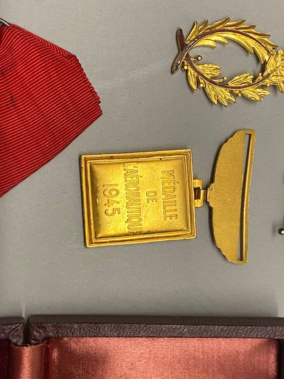 null Une croix d'officier de l'ordre de la Légion d'honneur en vermeil, émaillée,...