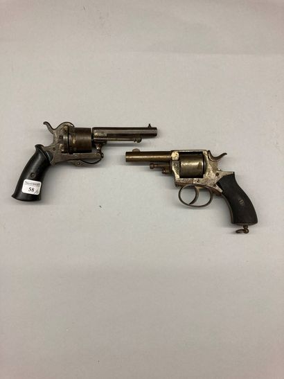 null Deux revolvers, un système Lefaucheux calibre 7mm, mécanique défaillante (manque...