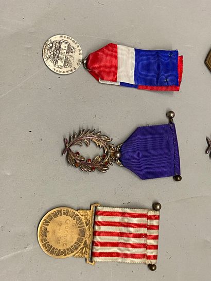 null Lot de décorations, médailles et insignes militaires : une croix de chevalier...