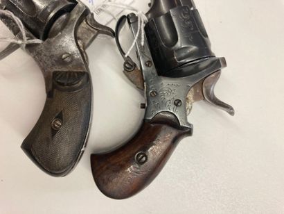  Deux petits revolvers à percussion centrale calibre 320, fabrication liégeoise,...