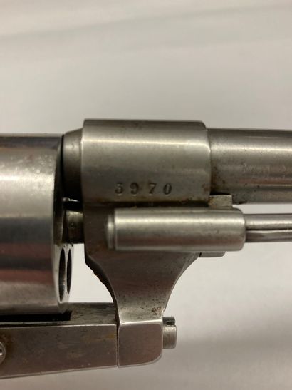 null Revolver à broche par Dumonthier, calibre 9mm, signé sur le canon "DUMONTHIER...
