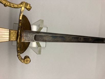 null Officer's sword with gilded brass keyboard, chiseled with a lion posed on a...