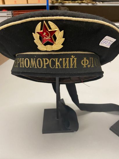 null 
Deux casquettes russes (URSS) de la flotte de la mer noire, l'une datée : "1989",...