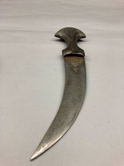 null An oriental dagger of jambiya type in iron entirely damascened of gold and silver...