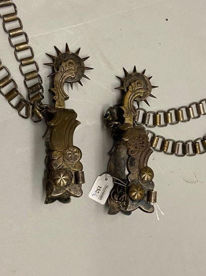 null Pair of Mexican spurs in silver plated bronze with its chains, 

Late 19th century,...
