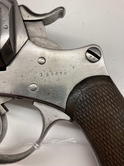null Revolver d'ordonnance, modèle 1873, daté : "S. 1876", manufacture de Saint-Etienne...