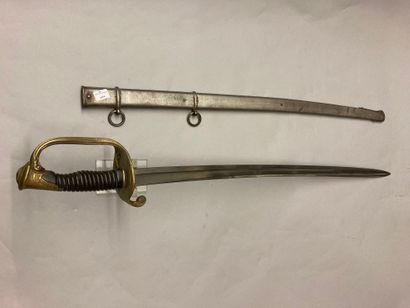 null Sabre d'officier d'infanterie modèle 1855, garde en laiton ciselé et doré, plateau...