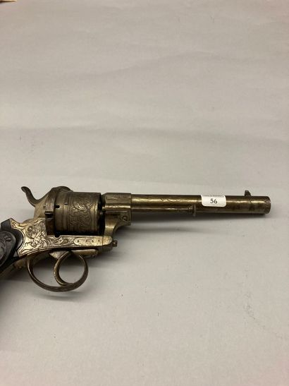 null Revolver système Lefaucheux calibre 12 mm, carcasse et barillet gravés de feuillages,...