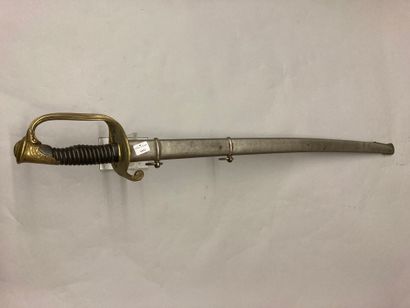  Sabre d'officier d'infanterie modèle 1855, garde en laiton ciselé et doré, plateau...