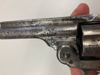  Revolver de type Smith & Wesson en fer nickelé, calibre 380, mécanique à revoir....