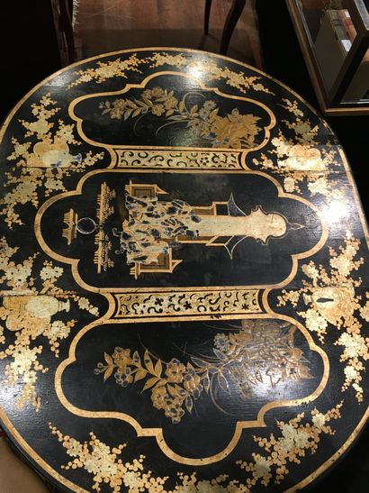 null Table ovale, à volets bois laqué noir, décor asiatique doré