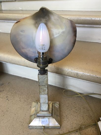 null Lampe veilleuse en nacre sculptée femme à l'Antique dans un paysage, H : 35...