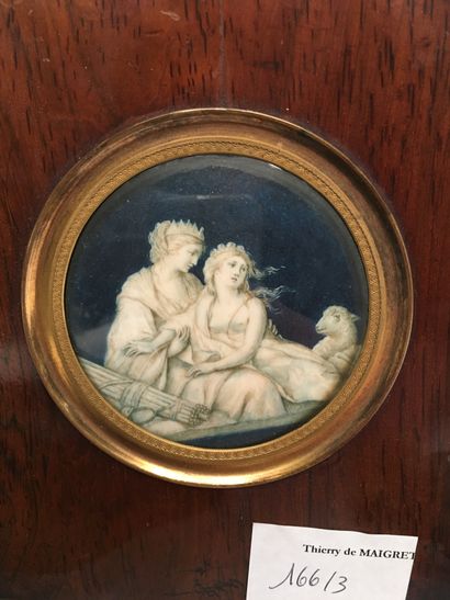 null Lot comprenant une miniature représentant deux femmes à l'antique en grisaille...