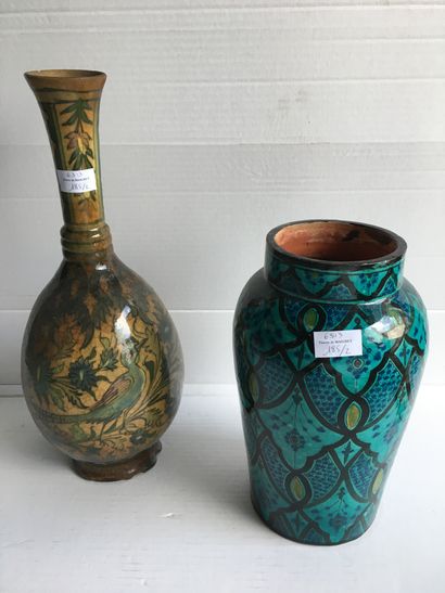 Deux vases dont un à long col étroit à décor...