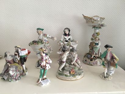null MEISSEN et divers. 7 groupes en porcelaine décor polychrome : personnages (accidents...