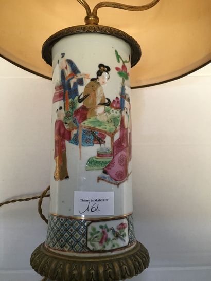 Lampe rouleau en porcelaine de Chine, décor...