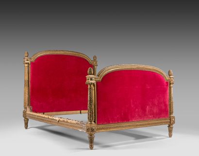 null Lit en bois doré sculpté et garni de velours rouge. Style Louis XVI 

(montants...