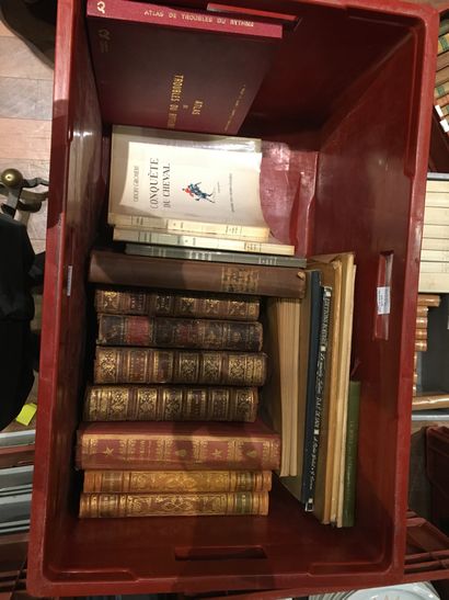 null 
Deux caisses de volumes reliés XVIIIe et XIXe, brochés modernes, livres d'art,...