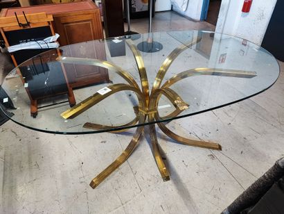 Table ovale moderne à piètement métallique...