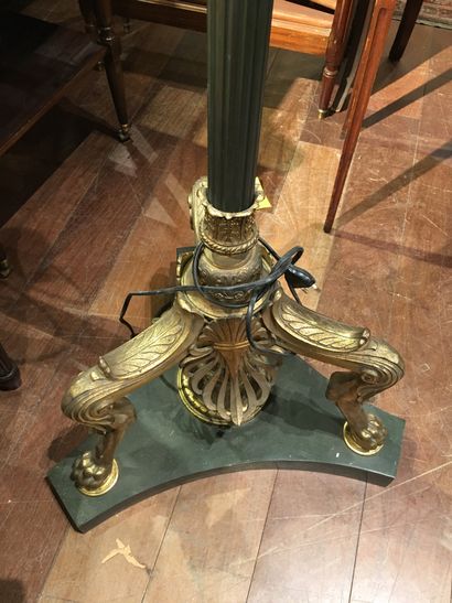 null Lampadaire tripode en métal patiné et edoré, à décor de têtes à l'Antique drapées;...