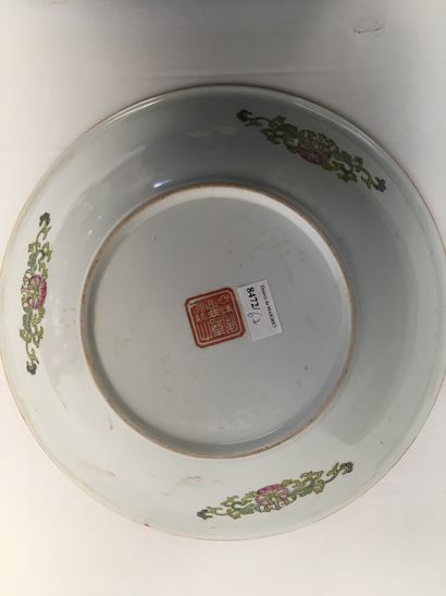 null Grand plat décoratif en porcelaine à décor de personnages chinois, marque au...