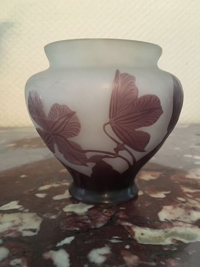 null GALLE. Petit vase en camée à l'acide à décor floral, H : 9 cm (ref 63)